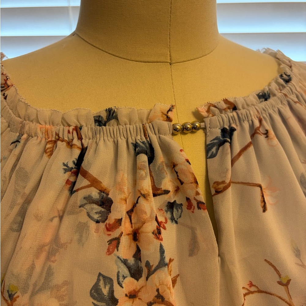 💥 Gorgeous WHBM Floral Blouse with Fitted Neckline - Picture 8 of 10